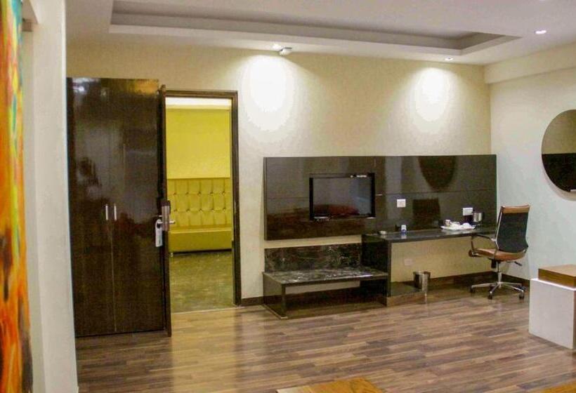 Люкс, Four Leaf Hotel,budaun