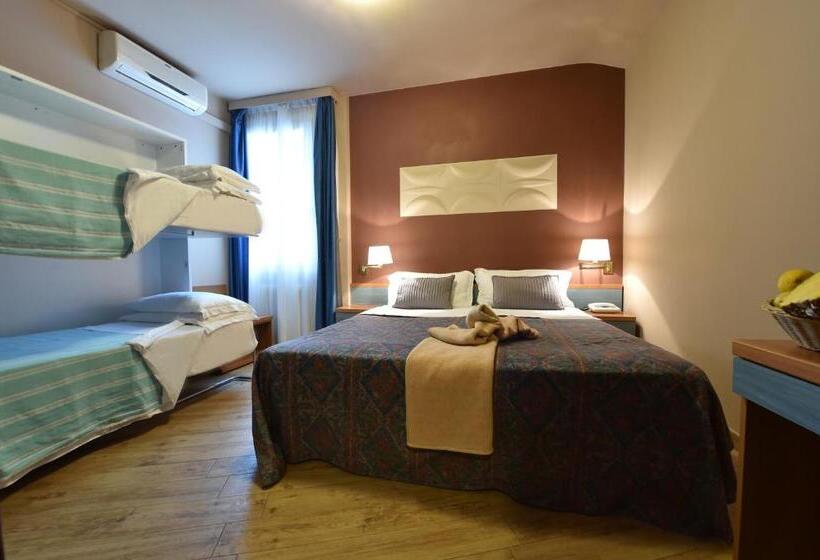 Четырехместный Номер Стандарт, Ambra Hotel   The Only Central Lakeside Hotel In Iseo