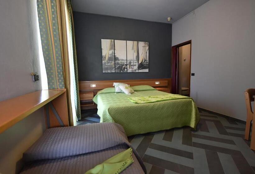 Трехместный Номер Стандарт с Балконом, Ambra Hotel   The Only Central Lakeside Hotel In Iseo