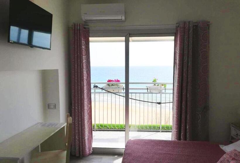 Номер Deluxe Вид на Море с Балконом, B&b Capo Rizzuto Fronte Mare