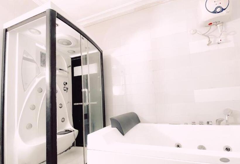اتاق لوکس با تخت بزرگ, Royal Court Lounge & Boutique