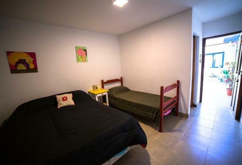 اتاق استاندارد سه نفره, Huaka Hostel