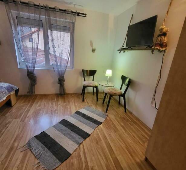 اتاق استاندارد, House Of Julia