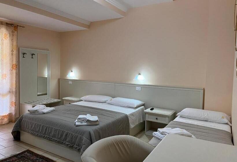غرفة كومفورت ثلاثية, Residenza Domus Aurea Tropea  Vista Mare