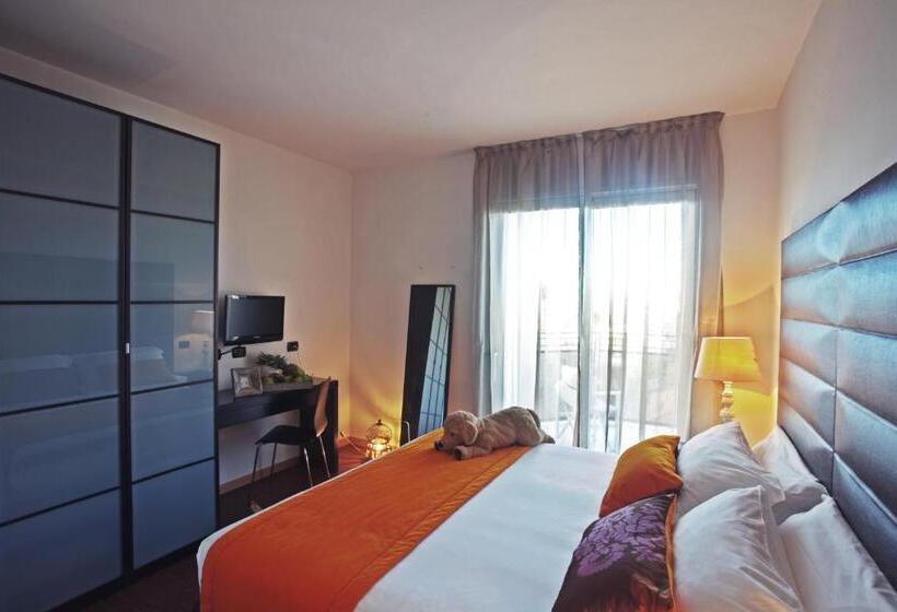 سوییت جونیور با بالکن, D Place Hotel & Suite