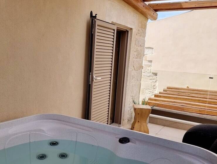 Полулюкс Вид на Бассейн, Manili Boutique Suites & Villas
