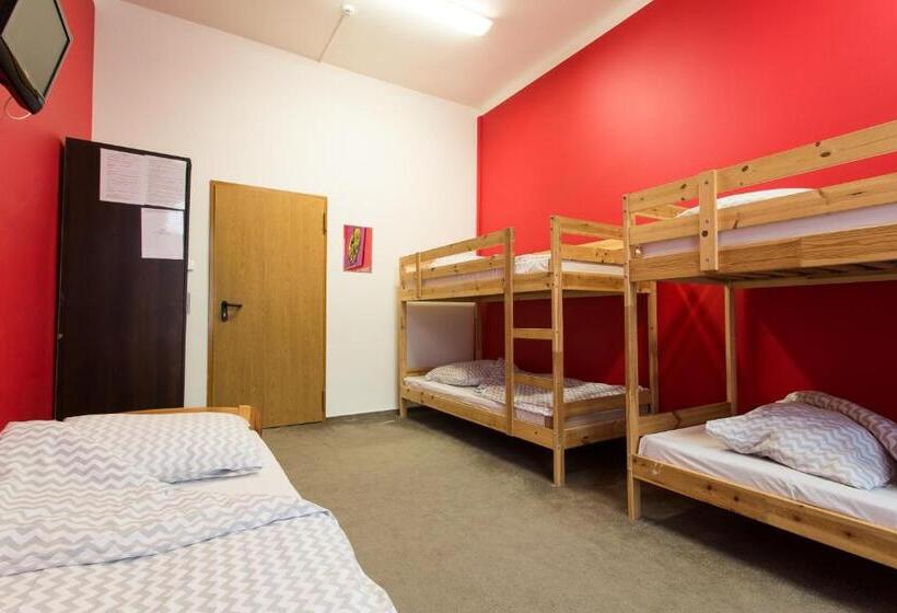 Кровать в Многоместном Номере с Общей Ванной, Moon Hostel Warszawa