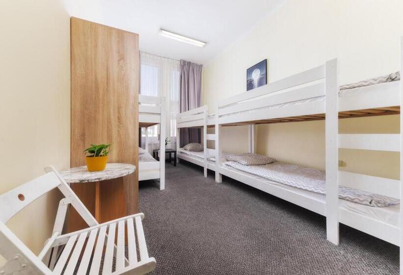 Кровать в Многоместном Номере с Общей Ванной, Moon Hostel Warszawa