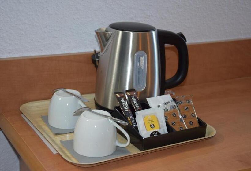 Трехместный Номер Комфорт, Brit Hotel Caen Hérouville