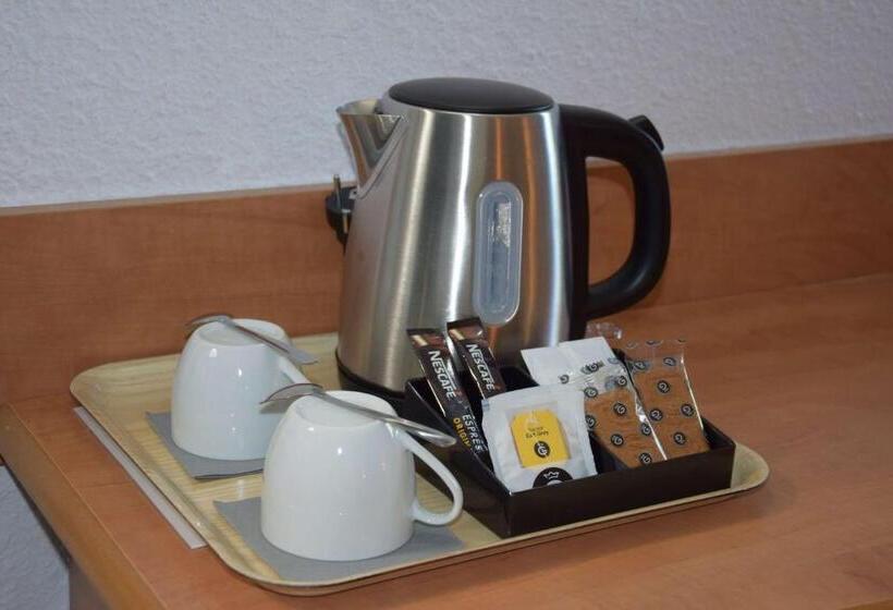 Трехместный Номер Комфорт, Brit Hotel Caen Hérouville