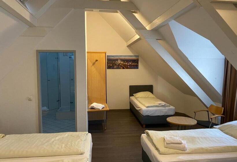 Четырехместный Номер Стандарт, Opera Hotel Köln