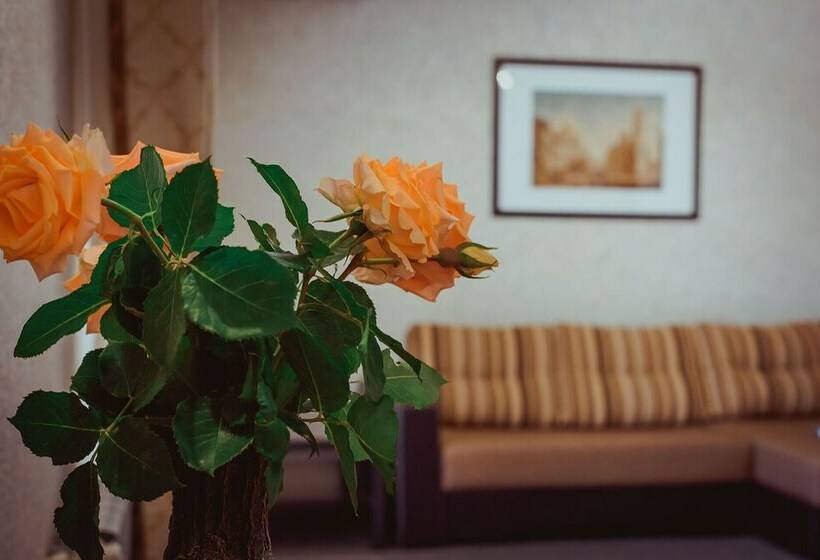 استودیو خانوادگی, Mini Hotel Platan
