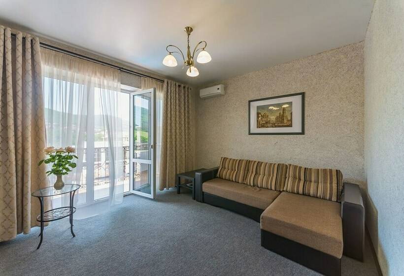 استودیو خانوادگی, Mini Hotel Platan