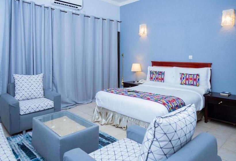 سوییت جونیور, Hibiscus Blvd Triomphal