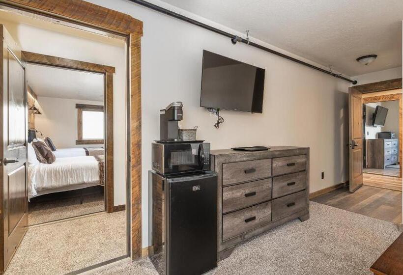 Люкс Кровать Кинг, The Adventure Inn Yellowstone