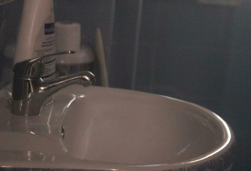 اتاق استاندارد با بالکن, Aliens Home