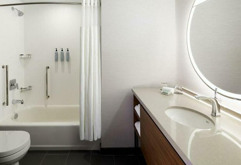 חדר סטנדרט עם מיטת קינג, Courtyard By Marriott Montreal Midtown
