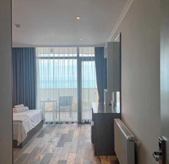 اتاق لوکس با بالکن و چشم‌انداز دریا, Green Rock Hotel Boutique