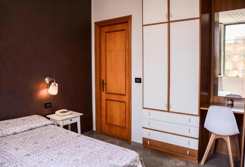 اتاق ساده سه‌ نفره, Albergo Florida Taggia