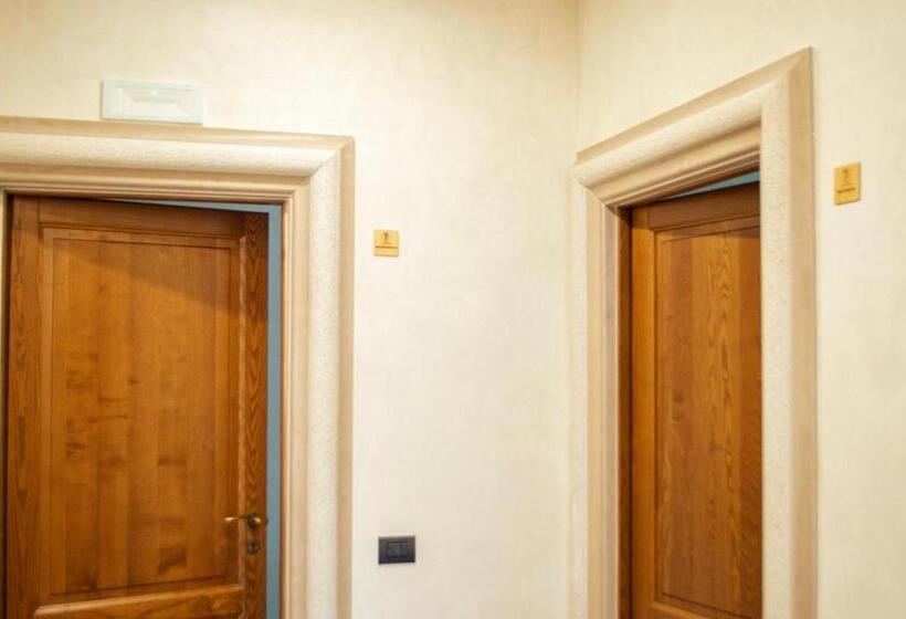 Трехместный Номер Стандарт с Балконом, Palazzo Iaquinta   Rooms, Restaurant & Wellness