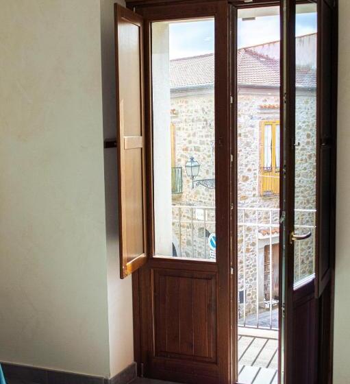 Четырехместный Номер Стандарт с Балконом, Palazzo Iaquinta   Rooms, Restaurant & Wellness