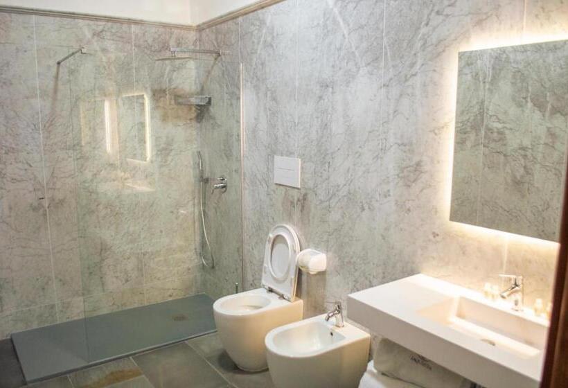 Четырехместный Номер Стандарт с Балконом, Palazzo Iaquinta   Rooms, Restaurant & Wellness