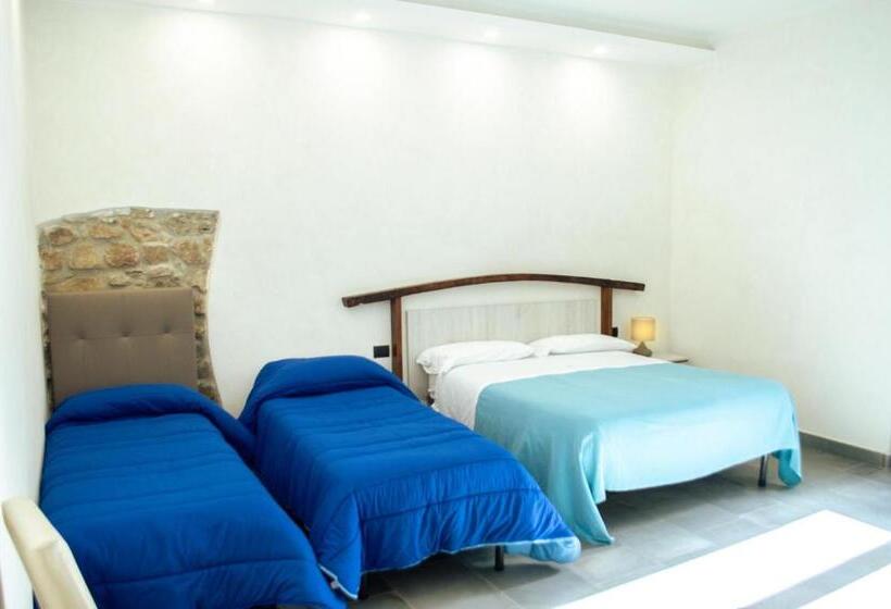 Четырехместный Номер Стандарт с Балконом, Palazzo Iaquinta   Rooms, Restaurant & Wellness