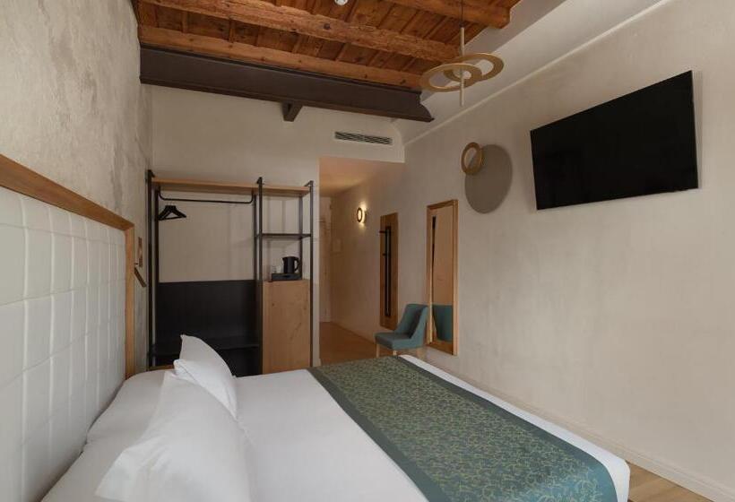 اتاق لوکس با چشم‌انداز شهر, Cà Uberti Palace