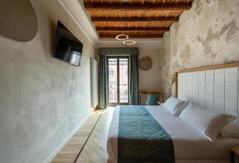 اتاق لوکس با چشم‌انداز شهر, Cà Uberti Palace