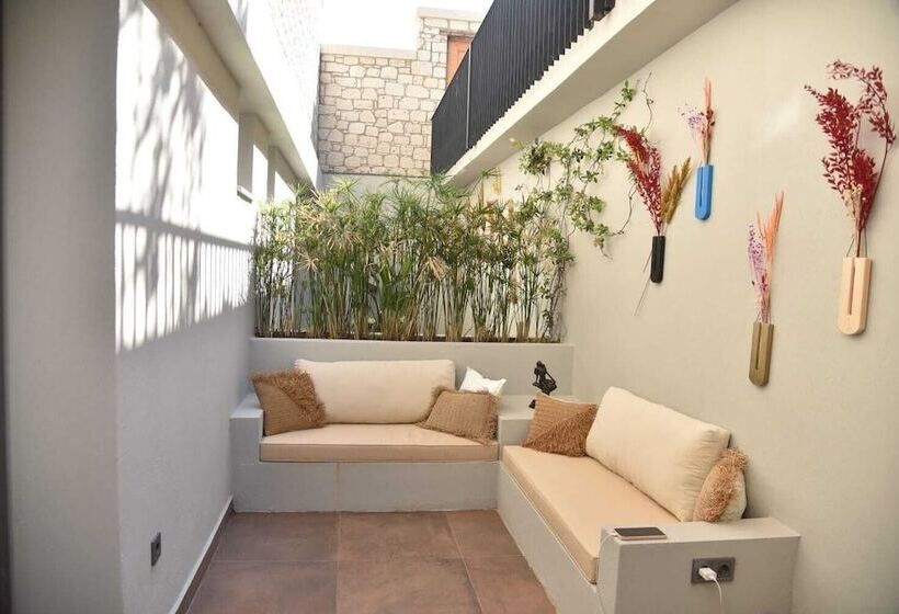 디럭스 스위트, Soas Suites