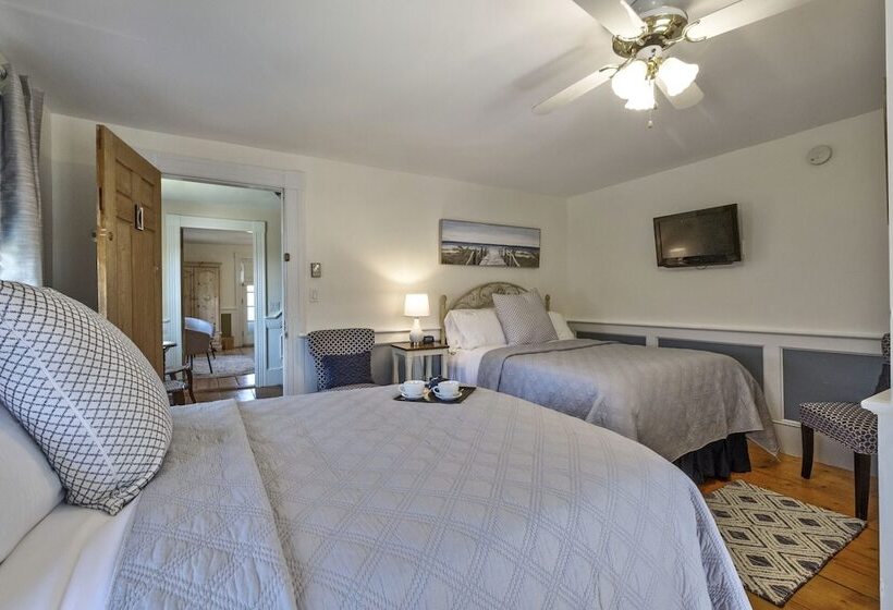 Romantic Room, Youngtown Inn & Restaurant