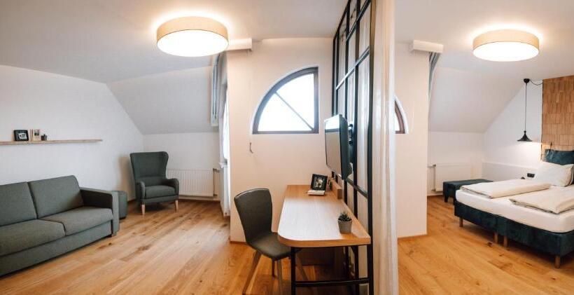 Люкс Повышенной Комфортности, Mein Hotel Fast