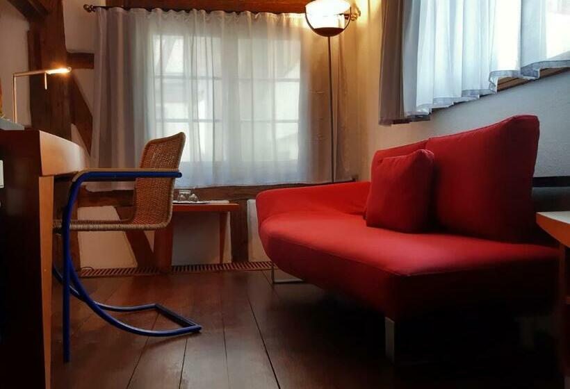 디럭스 룸 킹사이즈 침대, Schiefes Haus