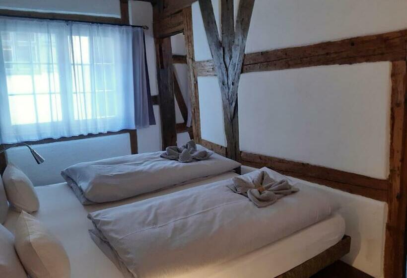 디럭스 룸 킹사이즈 침대, Schiefes Haus
