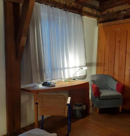 스탠다드 룸 킹사이즈 침대, Schiefes Haus