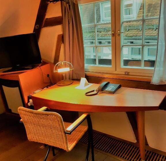 스탠다드 룸 킹사이즈 침대, Schiefes Haus