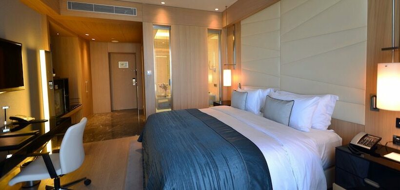 Номер Deluxe Вид на Море Боковой, Wyndham Grand Istanbul Levent Hotel & Conference Center