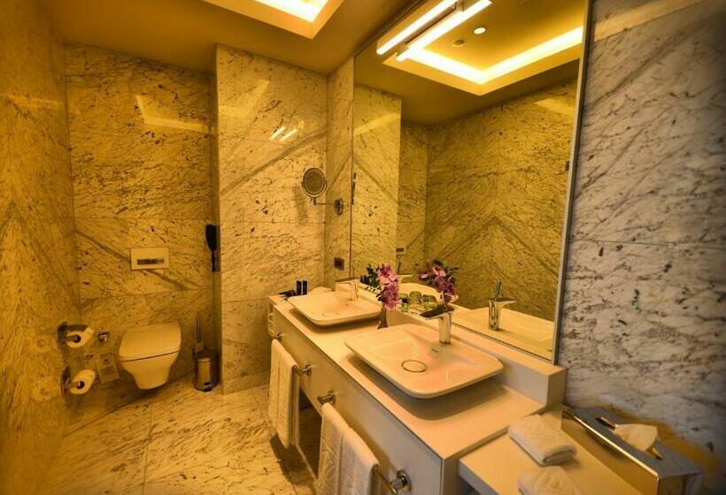 Люкс Престиж, Wyndham Grand Istanbul Levent Hotel & Conference Center