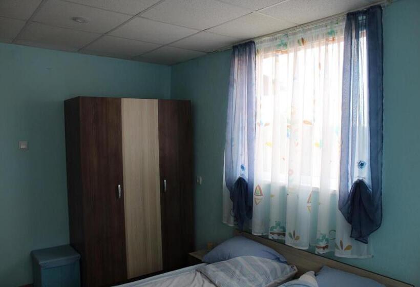Номер Стандарт Трехместный, къщи за гости ореха