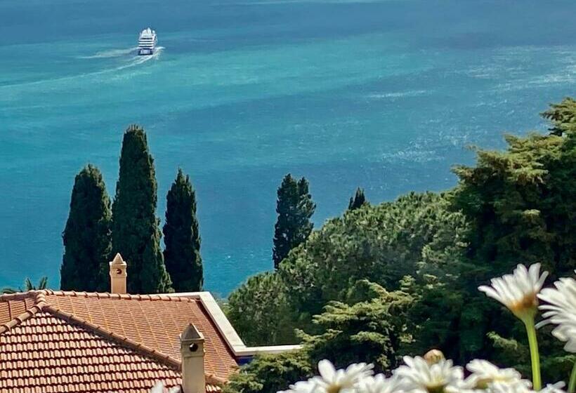 اتاق لوکس با بالکن و چشمانداز دریا, Chiaro Di Luna