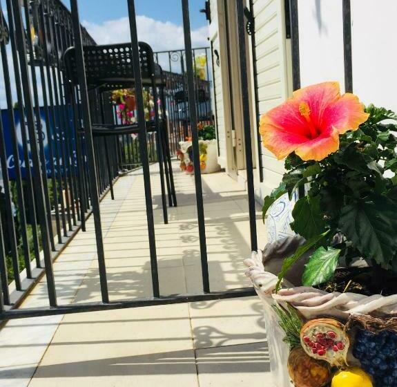 اتاق لوکس با بالکن و چشمانداز دریا, Chiaro Di Luna