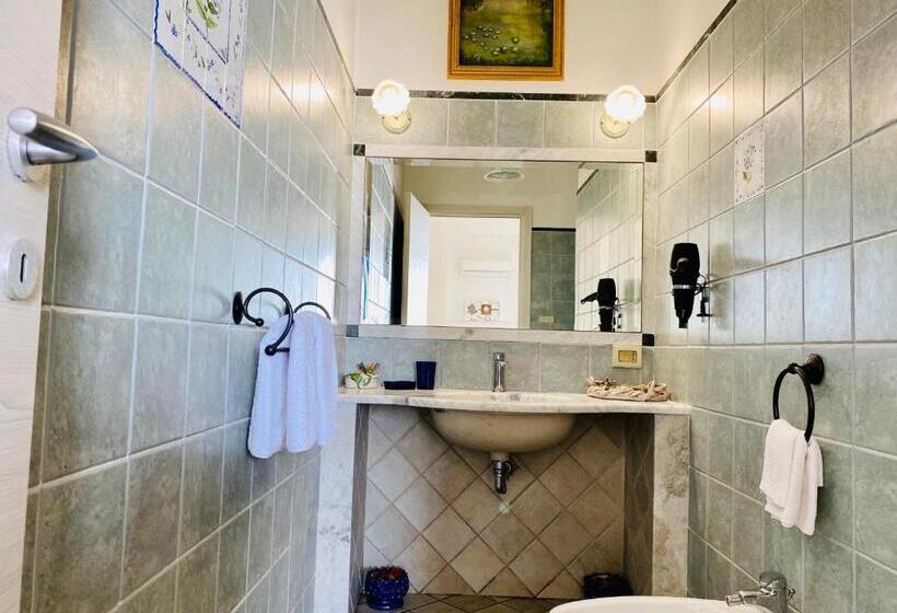 اتاق لوکس با بالکن و چشمانداز دریا, Chiaro Di Luna