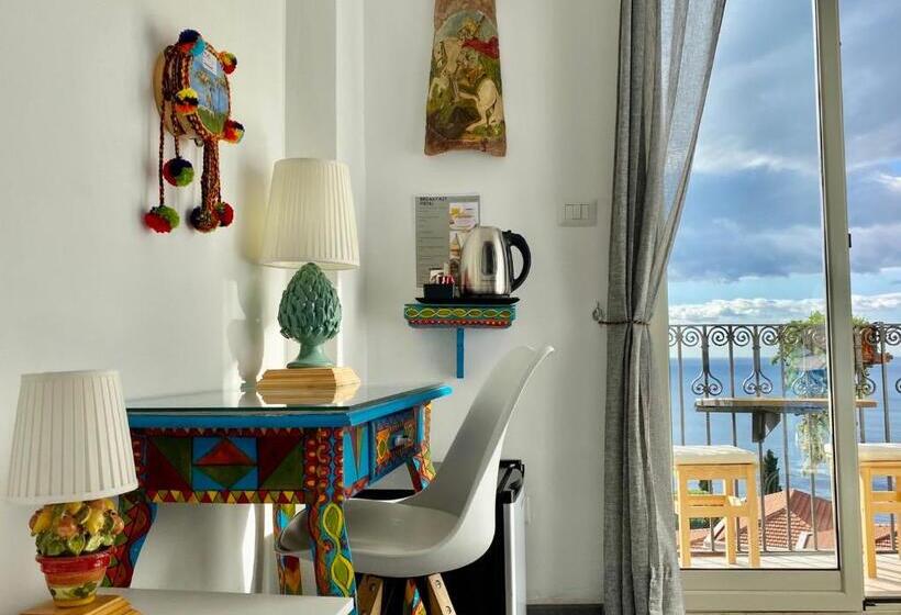 اتاق لوکس با بالکن و چشمانداز دریا, Chiaro Di Luna