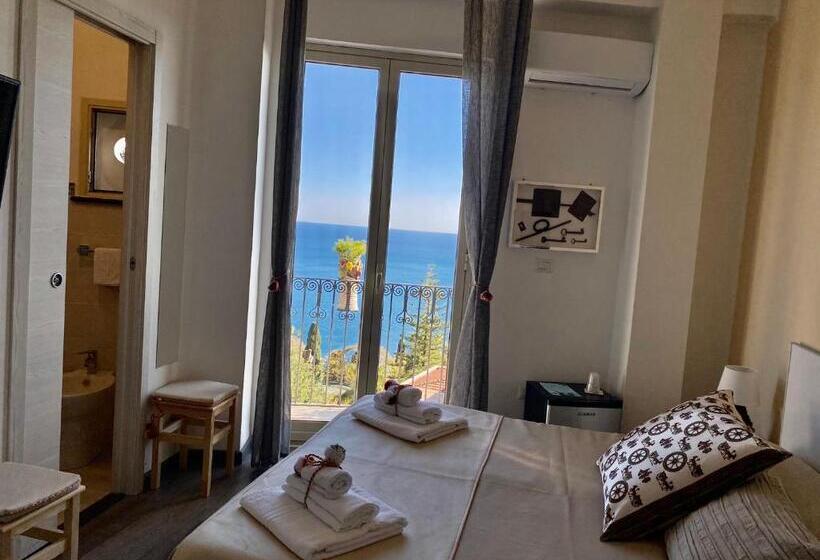 اتاق استاندارد با بالکن و چشمانداز دریا, Chiaro Di Luna