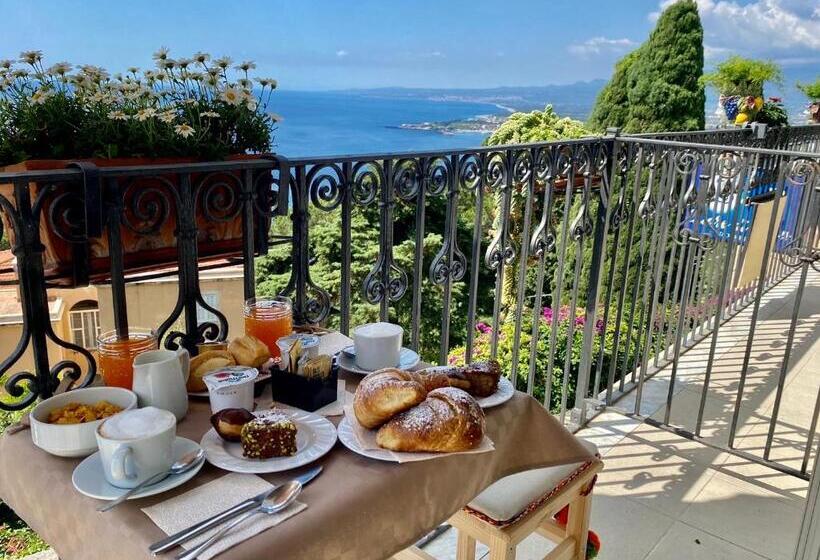 اتاق استاندارد با بالکن و چشمانداز دریا, Chiaro Di Luna