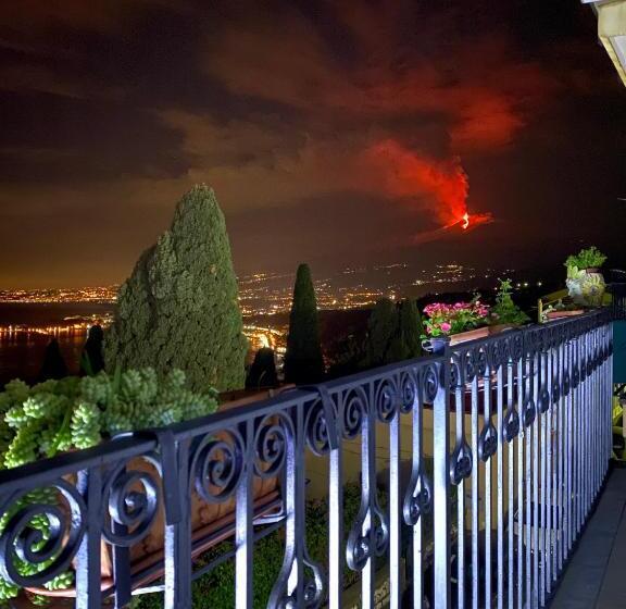 اتاق استاندارد با بالکن و چشمانداز دریا, Chiaro Di Luna