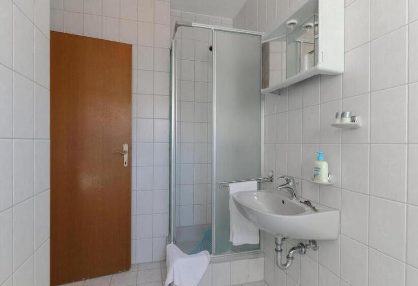 Трехместный Номер Стандарт с Балконом, Downtown Private Rooms