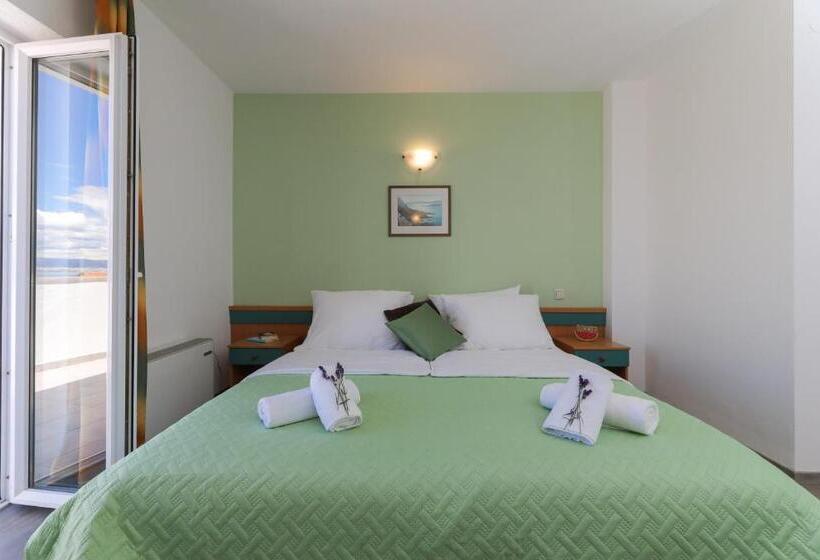 Трехместный Номер Стандарт с Балконом, Downtown Private Rooms