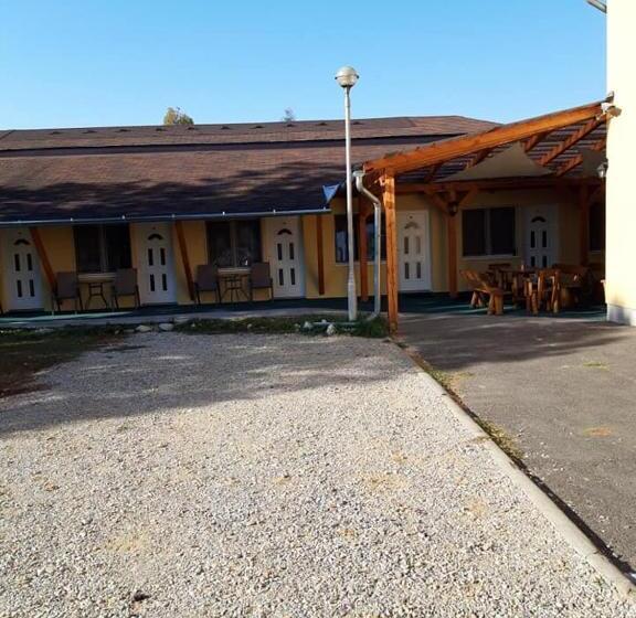 Номер Стандарт Вид на Сад, Fenyő Panzió
