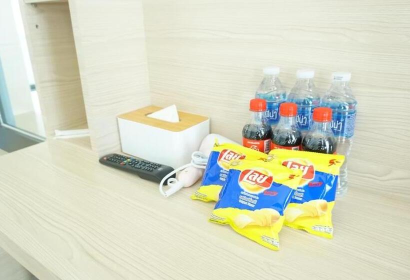 Трехместный Номер Стандарт с Балконом, Mtrio Hotel Korat